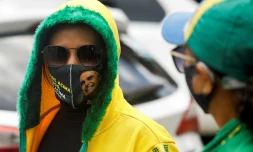Une femme porte un masque à l'effigie du président brésilien Jair Bolsonaro, à Brasilia, le 4 janvier 2022