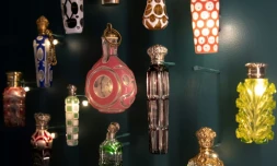 Des flacons de parfum exposés au Musée du Parfum Fragonard à Paris, le 12 avril 2019