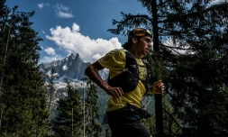 L'Espagnol Pau Capell en route vers la victoire dans l'emblématique Ultra-Trail du Mont-Blanc (UTMB), une boucle de 170 km à travers la France, l'Italie et la Suisse, le 31 août 2019 prÚs de Chamonix