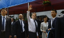Le président français Emmanuel Macron (c) en visite à l'Université Sun Yat-sen, le 7 avril 2023 à Canton, en Chine