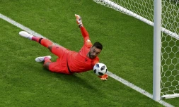 Le gardien et capitaine de l'équipe de France, Hugo Lloris tente d'arrêter un tir lors du match contre l'Australie au Mondial, le 16 juin 2018 à Kazan  