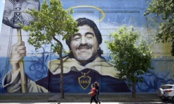 Une fresque murale représentant Diego Maradona de l'artiste Alfredo Segatori sur un mur du quartier de La Boca, à Buenos Aires, le 4 novembre 2021