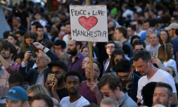 Des personnes rassemblées lors d'une veillée à la mémoire des victimes de l'attentat de Manchester, le 23 mai 2017 à Manchester