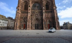 La célÚbre cathédrale de Strasbourg photographiée le 17 mars 2020. Un match de foot "sauvage" a réuni dimanche 24 mai 2020 entre 300 et 400 personnes dans la grande ville de l'Est de la France, faisant fi des rÚgles liées au déconfinement et déclenchant l'ire des élus locaux.