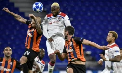 L'attaquant de Lyon Moussa Dembélé (c) inscrit un but contre Shakhtar Donetsk en Ligue des champions, le 2 octobre 2018 à Décines-Charpieu