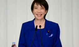 Sanae Takaichi, nouvelle dirigeante élue du Parti libéral-démocrate (PLD) au pouvoir, lors d'une conférence de presse, le 4 octobre 2025 à Tokyo
