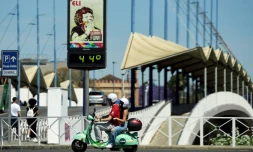 Un thermomètre indique une température de 44° dans une rue de Séville, le 26 avril 2023 en Espagne