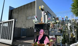 Des fleurs et un portrait en hommage à la surveillante poignardée à mort devant les grilles du collège Françoise-Dolto de Nogent, en Haute-Marne, le 13 juin 2025