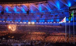 Les drapeaux japonais et brésilien lors de la cérémonie de clÎture des Jeux Paralympiques au stade du Maracana, le 18 septembre 2016 à Rio