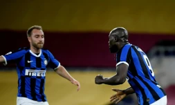 Les joueurs de l'Inter Milan Christian Eriksen (g) et Romelu Lukaku sur le terrain de l'AS Rome le 19 juillet 2020 