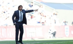 L'entraîneur de Chelsea Antonio Conte donne des instructions lors du match face à Manchester United en finale de la Coupe d'Angleterre, le 19 mai 2018 à Wembley