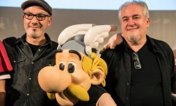 Le dessinateur Didier Conrad (g) et le scénariste Jean-Yves Ferri posent devant l'effigie d'Asterix, le 9 octobre 2016 