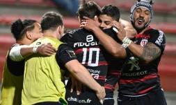 Le demi d'ouverture du Stade Toulousain, Romain Ntamack, félicité après son essai marqué contre Clermont, lors du match de Top 14 à domicile, le 29 mai 2021 au stade Ernest Wallon