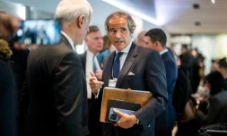 Le directeur général de l'AIEA Rafael Grossi (D) Le 16 janvier 2024 au Forum économique mondial de Davos (Suisse)