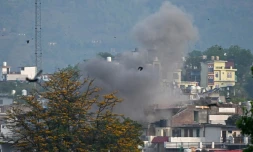 De la fumée s'élève du village de Poonch après une frappe d'artillerie, le 7 mai 2025 en Inde
