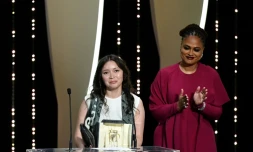 L'actrice kazakhe Samal Esljamova (G) reçoit décroché le prix d'interprétation féminine au Festival de Cannes pour son rôle dans "Ayka" de Sergueï Dvortsevoï, le 19 mai 2018