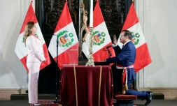 Photo fournie par la présidence péruvienne prise durant la cérémonie d'investiture du nouveau ministre de l'Intérieur, Walter Ortiz (d), devant la présidente Dina Boluarte, le 1er avril 2024 à Lima