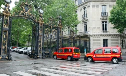 Des voitures de pompiers à l'entrée du parc Monceau où 11 personnes ont été foudroyées lors d'un orage le 28 mai 2016 à Paris