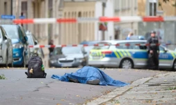 Un corps recouvert d'une bâche sur les lieux de la fusillade à Halle, dans l'est de l'Allemagne, le 9 octobre 2019
