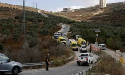 Des agents de sécurité et des ambulances arrivent sur les lieux de violences à la périphérie de Tell, en Cisjordanie occupée, le 24 juillet 2026