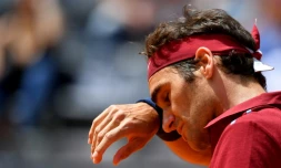 Le Suisse Roger Federer face Ă l'Autrichien Dominic Thiem en 8e de finale du tournoi de Rome, sur terre battue, le 12 mai 2016