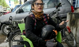 Amina Sohail, employée comme moto-taxi chez Bykea, un fournisseur local de services de covoiturage, lors d'un entretien avec l'AFP à Karachi, le 19 août 202 au Pakistan
