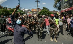 Des membres d'une unité de l'armée malgache marchent dans une rue près de leur camp situé près d'Antananarivo, le 11 octobre 2025