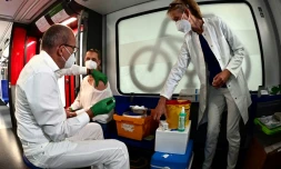 Une femme se fait vacciner avec le sérum Johnson & Johnson dans un 'Impfzug' (train de la vaccination) près de Berlin (Allemagne), le 30 août 2021