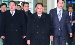Le général nord-coréen Kim Yong Chol (c) à Paju, dans la zone démilitarisée, le 27 février 2018