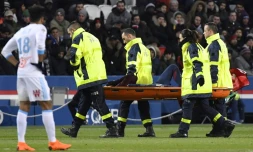 L'attaquant vedette du PSG Neymar, touché à une cheville, sort sur une civière lors du "clasico" contre Marseille, au Parc des Princes, le 25 février 2018   