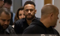 L'attaquant vedette Neymar (c) quitte le poste de police de Rio de Janeiro le 6 juin 2019, où il a été auditionné pour avoir divulgué sur internet ses échanges avec Najila Trindade, qui l'accuse de viol