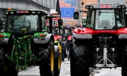 Des tracteurs son stationnés à proximité du Berlaymont, siÚge de la Commission européenne à Bruxelles, le 26 février 2024
