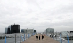 Un pont piéton sur le toit de l'Arche de la Défense près de Paris, le 25 avril 2017
