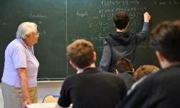 Le rapport préconise d'intégrer dÚs 2018 un volume d'enseignements dédié aux disciplines fondamentales, dont les mathématiques, à la formation initiale des instituteurs (photo d'illustration)