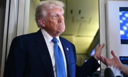 Le président américain Donald Trump s'adresse à la presse à bord d'Air Force One, le 16 mai 2025
