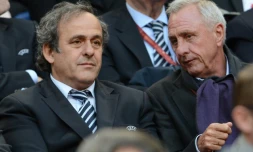 La légende néerlandaise du football Johan Cruyff (d) et Michel Platini, alors président de l'UEFA, assistent au match de l'Europa League Benfica-Chelsea, le 15 mai 2013 à Amsterdam
