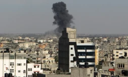 De la fumée, le 5 mai 2016, aprÚs un raid aérien israélien à Rafah dans la bande de Gaza, théùtre la semaine passée des premiÚres confrontations armées directes entre Israël et le Hamas depuis la guerre de 2014