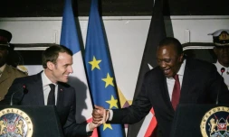 Le président français Emmanuel Macron (à gauche) serre la main de son homologue kényan Uhuru Kenyatta le 13 mars 2019 à Nairobi
