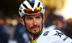 Le Français Julian Alaphilippe de l'équipe Deceuninck après avoir franchi la ligne d'arrivée de la 5e étape de la course cycliste Tirreno Adriatico, 155 km de Sefro à Fermo, le 11 mars 2022