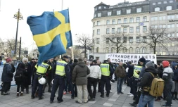 Des policiers suédois s'adressent à des manifestants, le 30 janvier 2016 à Stockholm qui s'opposent à l'arrivée de migrants dans leur pays