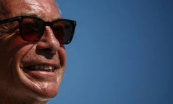 Nigel Farage, chef du parti Reform UK, sourit après avoir voté lors de l'élection partielle de Clacton, devant un bureau de vote improvisé installé dans une école primaire à Walton-on-the-Naze, dans l'Essex, le 13 août 2026