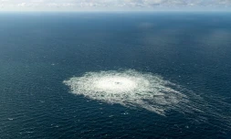 Photo diffusée le 27 septembre 2022 par le commandement de la défense danoise montrant une fuite de gaz sur le gazoduc Nord Stream 2, vue depuis un avion F-16 de la défense danoise en mer Baltique