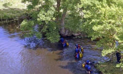 Des plongeurs fouillent le 21 Mai 2004 le fond d'une mare à Guérande, en Loire-Atlantique, dans laquelle a été retrouvé le corps de Jonathan, 11 ans