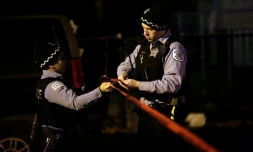 Des policiers sécurisent une zone où un crime vient d'être commis à Chicago, le 18 novembre  2016