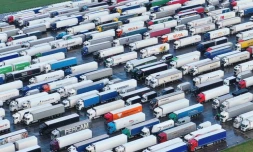 Des poids lourds bloqués sur le site de l'aéroport de Manston (Royaume-Uni), le 23 décembre 2020