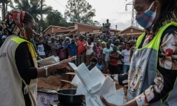 Des responsables électoraux comptent les bulletins, le 14 janvier 2021 à Kampala, au soir des élections présidentielle et législatives en Ouganda