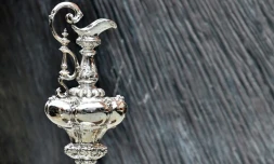 Le trophée de la Coupe de l'America présenté le 9 septembre 2014 à Londres