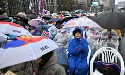 Des partisans du président sud-coréen Yoon Suk Yeol manifestent contre sa destitution, le 5 avril 2025 à Séoul