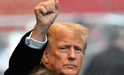 L'ancien président américain Donald Trump quitte la Trump Tower de Manhattan pour se rendre au tribunal fédéral de New York, le 25 janvier 2024