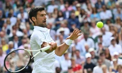 Le Serbe Novak Djokovic contre l'Australien Thanasi Kokkinakis au 2e tour de Wimbledon, le 29 juin 2022 à Londres   